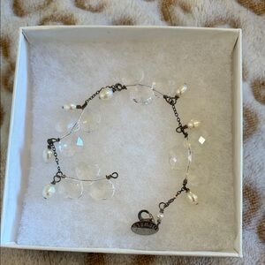 Elegant Pearl and Crystal Bracelet